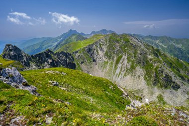 Fagaras Dağları 'nın yaz manzarası. Balea Gölü 'nden Negoiu Dağı' na kadar olan yürüyüş yolunun görüntüsü. Romanya, Karpatlar 'ın inanılmaz kaya oluşumları.