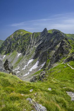 Fagaras Dağları 'nın yaz manzarası. Balea Gölü 'nden Negoiu Dağı' na kadar olan yürüyüş yolunun görüntüsü. Romanya, Karpatlar 'ın inanılmaz kaya oluşumları.