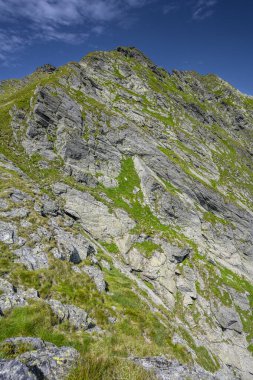 Fagaras Dağları 'nın yaz manzarası. Balea Gölü 'nden Negoiu Dağı' na kadar olan yürüyüş yolunun görüntüsü. Romanya, Karpatlar 'ın inanılmaz kaya oluşumları.