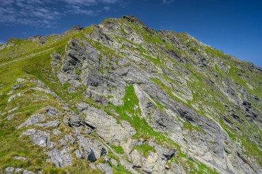 Fagaras Dağları 'nın yaz manzarası. Balea Gölü 'nden Negoiu Dağı' na kadar olan yürüyüş yolunun görüntüsü. Romanya, Karpatlar 'ın inanılmaz kaya oluşumları.