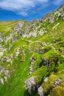 Fagaras Dağları 'nın yaz manzarası. Balea Gölü 'nden Negoiu Dağı' na kadar olan yürüyüş yolunun görüntüsü. Romanya, Karpatlar 'ın inanılmaz kaya oluşumları.