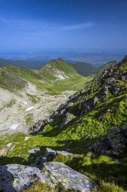 Fagaras Dağları 'nın yaz manzarası. Balea Gölü 'nden Negoiu Dağı' na kadar olan yürüyüş yolunun görüntüsü. Romanya, Karpatlar 'ın inanılmaz kaya oluşumları.
