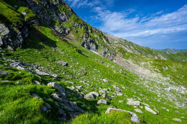 Fagaras Dağları 'nın yaz manzarası. Balea Gölü 'nden Negoiu Dağı' na kadar olan yürüyüş yolunun görüntüsü. Romanya, Karpatlar 'ın inanılmaz kaya oluşumları.