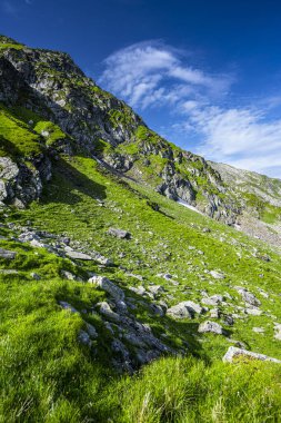Fagaras Dağları 'nın yaz manzarası. Balea Gölü 'nden Negoiu Dağı' na kadar olan yürüyüş yolunun görüntüsü. Romanya, Karpatlar 'ın inanılmaz kaya oluşumları.