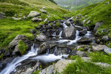 Romanya 'nın Fagaras Dağları' nın yaz manzarası. Balea Gölü ve Transfagarasan Yolu yakınlarındaki yürüyüş parkurundan bir görüntü..