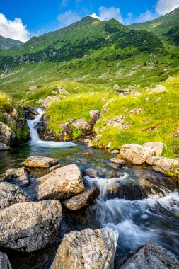 Romanya 'nın Fagaras Dağları' nın yaz manzarası. Balea Gölü ve Transfagarasan Yolu yakınlarındaki yürüyüş parkurundan bir görüntü..