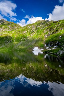 Romanya 'nın Fagaras Dağları' nın yaz manzarası. Balea Gölü ve Transfagarasan Yolu yakınlarındaki yürüyüş parkurundan bir görüntü..