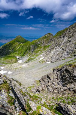 Romanya 'nın Fagaras Dağları' nın yaz manzarası. Balea Gölü ve Transfagarasan Yolu yakınlarındaki yürüyüş parkurundan bir görüntü..