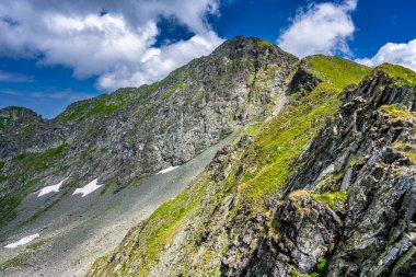Mount Vanatarea lui Buteanu. Romanya 'nın Fagaras Dağları' nın yaz manzarası. Balea Gölü ve Transfagarasan Yolu yakınlarındaki yürüyüş parkurundan bir görüntü..