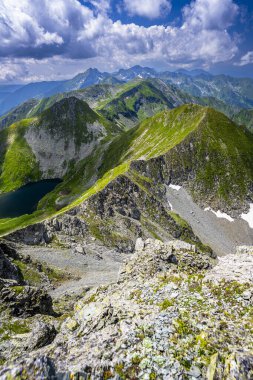 Romanya 'nın Fagaras Dağları' nın yaz manzarası. Balea Gölü ve Transfagarasan Yolu yakınlarındaki yürüyüş parkurundan bir görüntü..