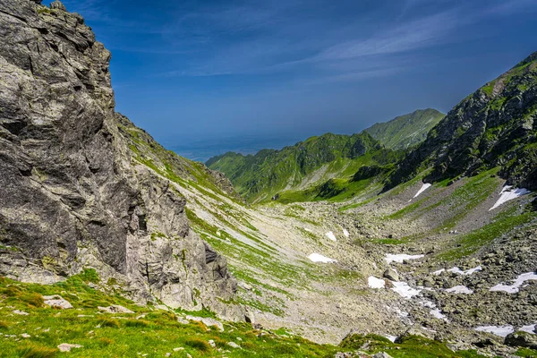 Fagaras Dağları 'nın yaz manzarası. Balea Gölü 'nden Negoiu Dağı' na kadar olan yürüyüş yolunun görüntüsü. Romanya, Karpatlar 'ın inanılmaz kaya oluşumları.