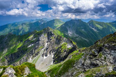 Romanya 'nın Fagaras Dağları' nın yaz manzarası. Balea Gölü ve Transfagarasan Yolu yakınlarındaki yürüyüş parkurundan bir görüntü..