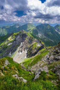 Romanya 'nın Fagaras Dağları' nın yaz manzarası. Balea Gölü ve Transfagarasan Yolu yakınlarındaki yürüyüş parkurundan bir görüntü..