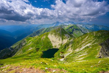 Capra Gölü. Romanya 'nın Fagaras Dağları' nın yaz manzarası. Balea Gölü ve Transfagarasan Yolu yakınlarındaki yürüyüş parkurundan bir görüntü..
