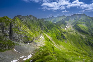 Romanya 'nın Fagaras Dağları' nın yaz manzarası. Balea Gölü ve Transfagarasan Yolu yakınlarındaki yürüyüş parkurundan bir görüntü..