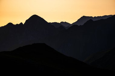 Gün doğumunda Fagaras Dağları 'nın siluetleri. Tarata Dağı..