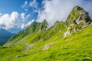 Fagaras Dağları 'nın manzarası. Balea Gölü 'nden Paltinul Dağı' na giden patikadan bir manzara.