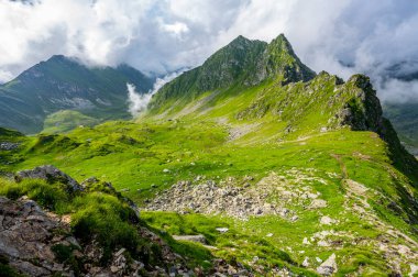 Fagaras Dağları 'nın manzarası. Balea Gölü 'nden Paltinul Dağı' na giden patikadan bir manzara.