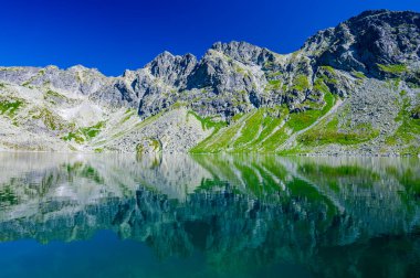 High Tatras 'ın manzarası, Carpathian Dağları. Velke Hincovo Pleso.