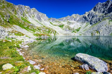 High Tatras 'ın manzarası, Carpathian Dağları. Velke Hincovo Pleso.