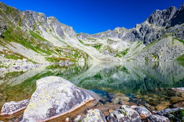 High Tatras 'ın manzarası, Carpathian Dağları. Velke Hincovo Pleso.