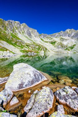 High Tatras 'ın manzarası, Carpathian Dağları. Velke Hincovo Pleso.
