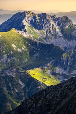 Tatra Dağları 'ndaki Krivan zirvesinden (Slovakya) görülen Swinica Dağı, Svinica ve Polonya.