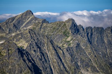 Krivan Dağı 'nın manzarası ve Rysy Zirvesi' nin yüksek Tatraları.