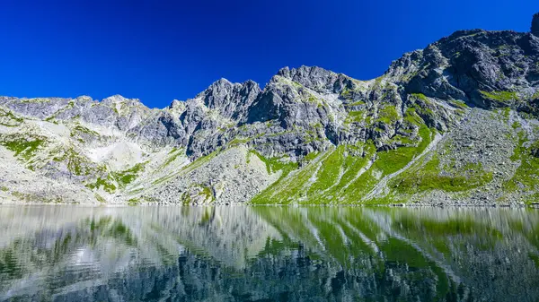 High Tatras 'ın manzarası, Carpathian Dağları. Velke Hincovo Pleso.