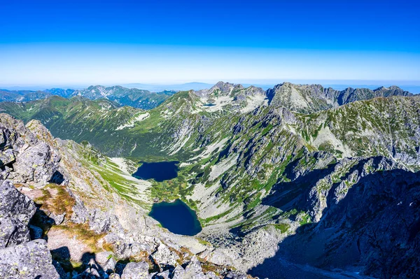 Slovakya 'nın Koprovsky Stit kentinden Temnosmrecenske göllerinin olduğu High Tatras manzarası.