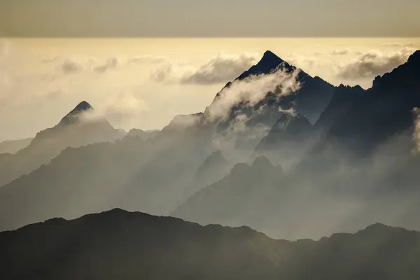 Herrlicher Sonnenaufgang Über Der Hohen Tatra Vom Rysy lizenzfreie Stockbilder