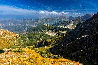 Tatra Dağları 'nın sonbahar renklerinde panoraması. Salatin Dağı 'ndan görünüm.