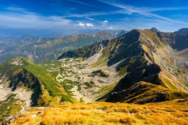 Tatra Dağları 'nın sonbahar renklerinde panoraması. Salatin Dağı 'ndan görünüm.