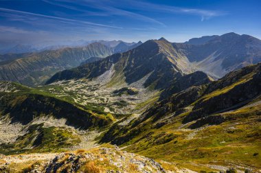 Tatra Dağları 'nın sonbahar renklerinde panoraması. Salatin Dağı 'ndan görünüm.