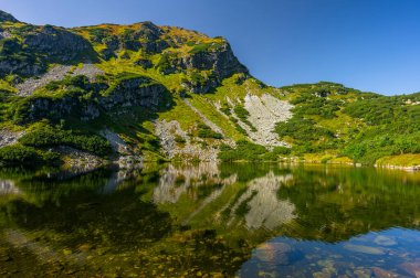 Rohace Dağı Gölleri 'nin sonbahar manzarası. Batı Tatraları. Slovakya 'nın en popüler seyahat merkezlerinden biri..