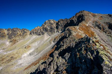 Hruby Dağı Wierch ve Furkot. High Tatras 'ın sonbahar manzarası. Polonya ve Slovakya 'nın en popüler seyahat merkezlerinden biri. Dağlarda güneşli bir Ekim günü.