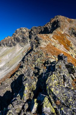 Hruby Dağı Wierch ve Furkot. High Tatras 'ın sonbahar manzarası. Polonya ve Slovakya 'nın en popüler seyahat merkezlerinden biri. Dağlarda güneşli bir Ekim günü.