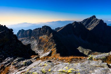 Krivan Dağı. High Tatras 'ın sonbahar manzarası. Polonya ve Slovakya 'nın en popüler seyahat merkezlerinden biri. Dağlarda güneşli bir Ekim günü.
