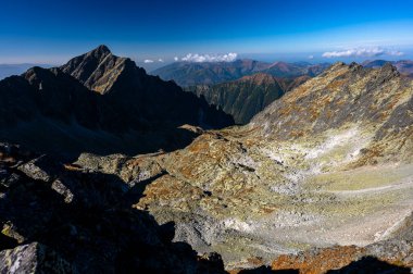 Krivan Dağı. High Tatras 'ın sonbahar manzarası. Polonya ve Slovakya 'nın en popüler seyahat merkezlerinden biri. Dağlarda güneşli bir Ekim günü.