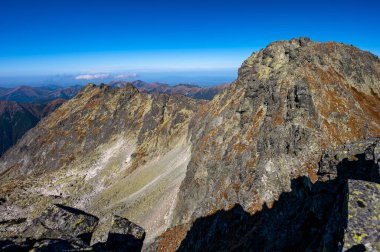 Hruby Dağı Wierch. High Tatras 'ın sonbahar manzarası. Polonya ve Slovakya 'nın en popüler seyahat merkezlerinden biri. Dağlarda güneşli bir Ekim günü.