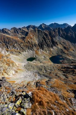 High Tatras 'ın sonbahar manzarası. Polonya ve Slovakya 'nın en popüler seyahat merkezlerinden biri. Dağlarda güneşli bir Ekim günü.