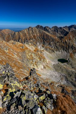 High Tatras 'ın sonbahar manzarası. Polonya ve Slovakya 'nın en popüler seyahat merkezlerinden biri. Dağlarda güneşli bir Ekim günü.