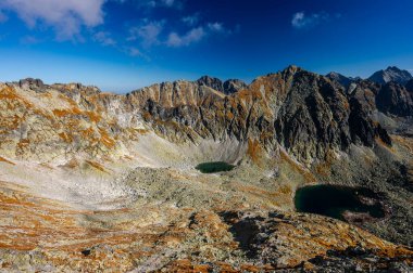 High Tatras 'ın sonbahar manzarası. Polonya ve Slovakya 'nın en popüler seyahat merkezlerinden biri. Dağlarda güneşli bir Ekim günü.