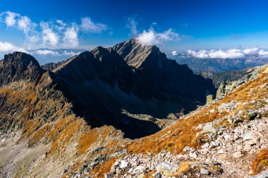 Krivan Dağı. High Tatras 'ın sonbahar manzarası. Polonya ve Slovakya 'nın en popüler seyahat merkezlerinden biri. Dağlarda güneşli bir Ekim günü.
