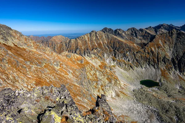 High Tatras 'ın sonbahar manzarası. Polonya ve Slovakya 'nın en popüler seyahat merkezlerinden biri. Dağlarda güneşli bir Ekim günü.