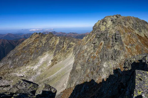 Hruby Dağı Wierch. High Tatras 'ın sonbahar manzarası. Polonya ve Slovakya 'nın en popüler seyahat merkezlerinden biri. Dağlarda güneşli bir Ekim günü.