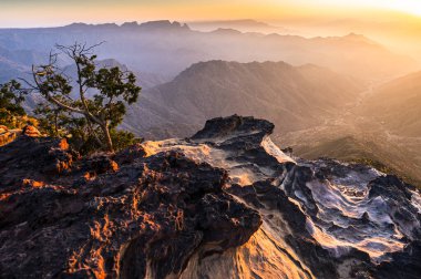 Suudi Arabistan 'daki Asir Dağları' nda gün doğumunda renkli bir manzara..