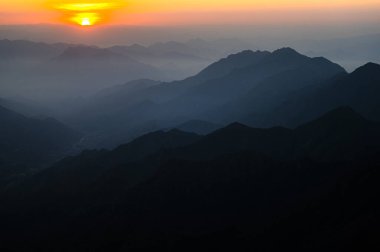 Suudi Arabistan 'daki Asir Dağları' nda gün doğumunda renkli bir manzara..