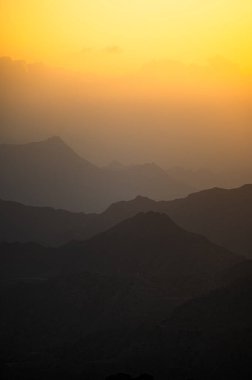 Gündoğumunda Asir Dağları 'nın resimli manzarası, Suudi Arabistan.