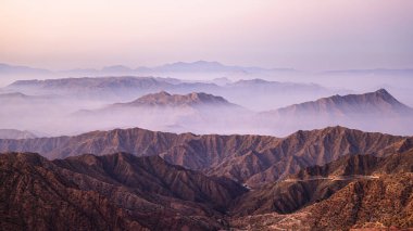 Gündoğumunda Asir Dağları 'nın resimli manzarası, Suudi Arabistan.